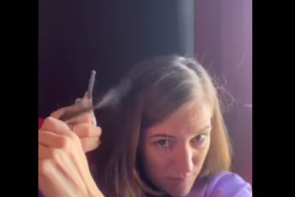 Carla Simón, en un frame del vídeo en que diferentes actrices se cortan el pelo.