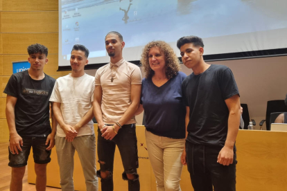 Els quatre joves amb la periodista Carolina Gili a l’acte celebrat dimecres a la Universitat de Lleida.