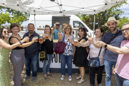 Assistents brindant amb una de les varietats de cervesa presents a la fira.