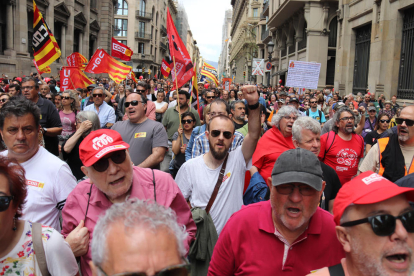 Ofrena. Abans de les marxes, UGT, Fèlix Larrosa (PSC) i Jordina Freixanet (ERC) van fer una ofrena al monument a Pablo Iglesias, fundador del PSOE.