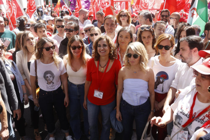 Ofrena. Abans de les marxes, UGT, Fèlix Larrosa (PSC) i Jordina Freixanet (ERC) van fer una ofrena al monument a Pablo Iglesias, fundador del PSOE.