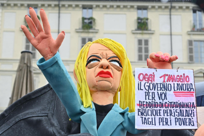 Ofrena. Abans de les marxes, UGT, Fèlix Larrosa (PSC) i Jordina Freixanet (ERC) van fer una ofrena al monument a Pablo Iglesias, fundador del PSOE.