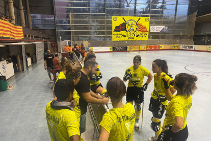Lluís Rodero da instrucciones a sus jugadoras durante el partido de esta semana en Mataró.