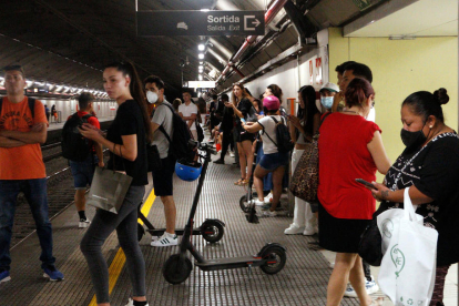 Viajeros esperando la llegada de  algún tren en Sabadell.