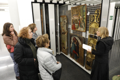 Visita guiada ayer a las salas de reserva del Museu de Lleida, donde se conservan pinturas y retablos en plafones móviles verticales.