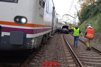 Imagen del accidente entre un tren y un coche entre Reus y El Morell Fecha de publicación: miércoles 07 de diciembre del 2022, 14:04 Localización: Reus Autor: Cedida por Bombers