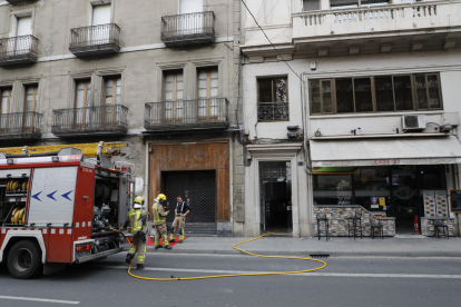 El fuego se declaró en uno de los pisos del número 27 de Rambla Ferran. 