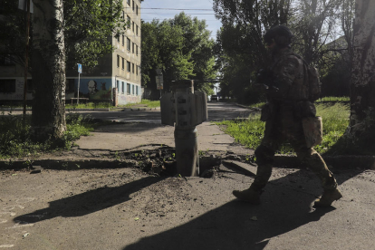 Un soldat ucraïnès passa al costat d’una part d’un coet a la ciutat de Severodonetsk.