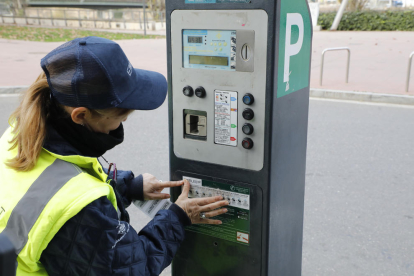 Pueyo, con responsables municipales y empleados de la zona azul.