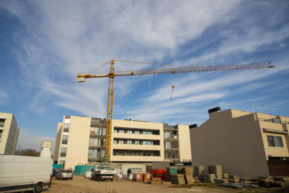 Un bloc de pisos en construcció a la ciutat de Lleida.