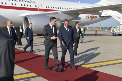 El president marroquí, Aziz Akhannouch, rep el seu homòleg espanyol, Pedro Sánchez, a l’aeroport.