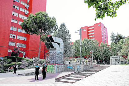 La Policía rodeando el edificio donde el hombre se atrincheró.