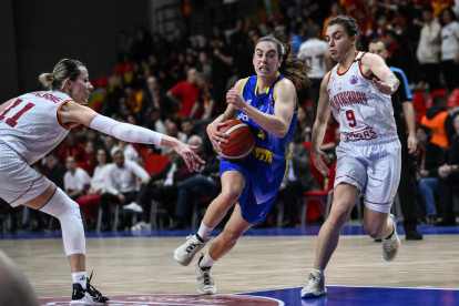 Laia Raventós, una de las destacadas del partido de ayer en Estambul, entra con decisión a canasta ante la defensa de las jugadoras locales Pulvere y Bilgic.