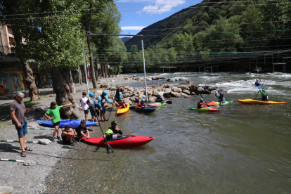 La prova d’ahir de Kayak Cross que va obrir el Ral·li Noguera Pallaresa va congregar una vintena de participants al Parc de l’Aigüerola.