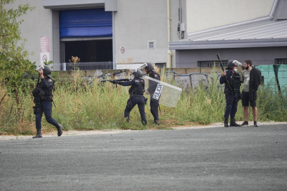 Agentes de la Policía Nacional con escopetas de balas de goma.