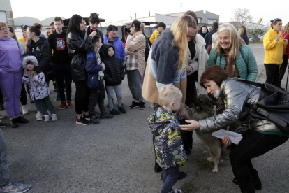 Una familia procedente de Ucrania conoció ayer a la familia que la acogerá en Girona.