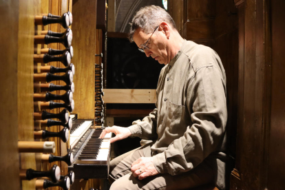 El restaurador Albert Blancafort toca el órgano restaurado.