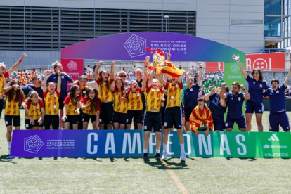 Tanit Mayora, Susana Gómez i Clàudia Reig, ahir amb el trofeu.