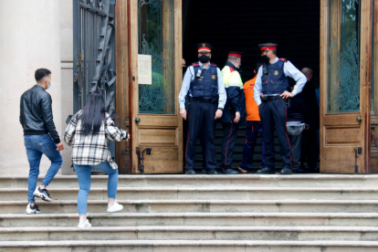 Un dels acusats en el judici accedeix al tribunal amb la seua parella el dia 6 d’abril del 2021.