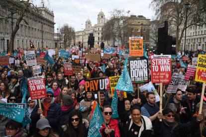 Manifestants marxen a Londres en una jornada de vaga per reclamar millores salarials.