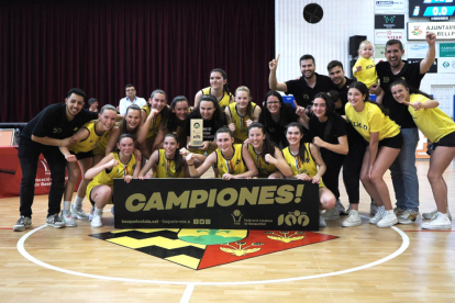 Les jugadores del Basket Almeda posen amb el trofeu de campió.