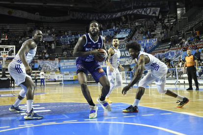 Amadou Sidibé, en un partit d'aquesta temporada amb el Peñarol argentí