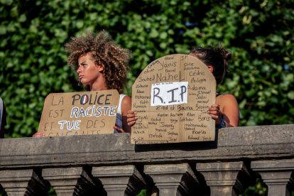 Policies desplegats en una altra nit de greus disturbis per tot França.