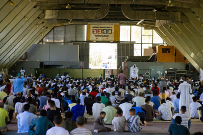 Imagen de ayer del rezo que los musulmanes hacen cada viernes en el Palau de Vidre.