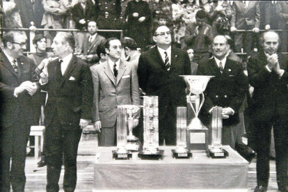 Andrés Viola, alcalde de Balaguer; Joaquín Viola, procurador
a Corts; Aparicio Calvo Rubio, governador civil; Juan Gich, delegat d'Esports, i Anselmo López, president de l'Espanyola, a la inauguració del pavelló.