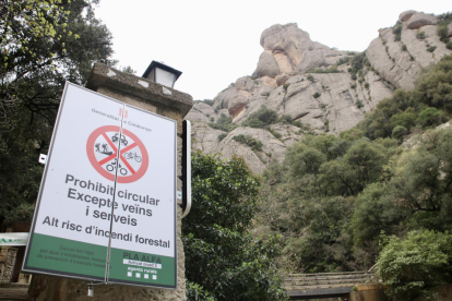 Un cartel señaliza la prohibición de acceso al parque natural de Montserrat por el riesgo de incendio.