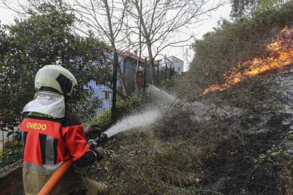 Un cartell senyalitza la prohibició d’accés al Parc Natural de Montserrat pel risc d’incendi.