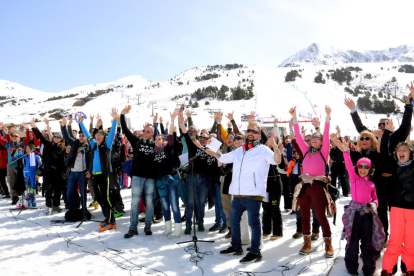 Els participants a l'acte 'El Valle Grita' han cantat cançons de Pau Donés.