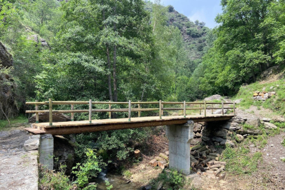 Un dels ponts amb les fustes renovades.