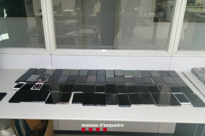 Los Mossos recuperan en Barcelona cerca de 300 móviles y aparatos electrónicos procedentes de hurtos y robos