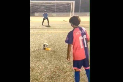 Frame del vídeo en el que un niño lanza un penalti.