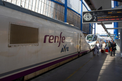 Passatgers d’un tren AVE a l’estació de Lleida.