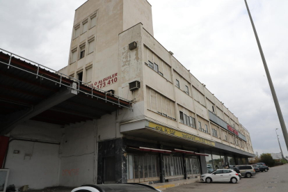 La fachada del histórico hotel evidencia signos claros de deterioro.