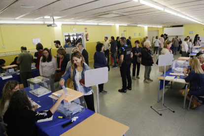 Un col·legi electoral a Lleida durant la jornada d'eleccions municipals del 2019.