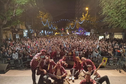 Band The Cool. El grupo de versiones será el encargado de poner el cierre de la segunda edición de La Murga. En la foto, su concierto en las fiestas de septiembre en Lleida en 2022.