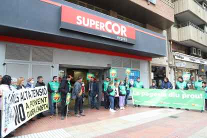 Medio centenar de payeses recorrieron varios supermercados en Lleida para denunciar su situación.