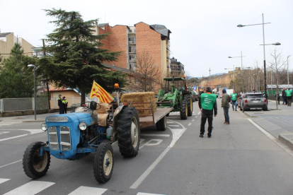 Medio centenar de payeses recorrieron varios supermercados en Lleida para denunciar su situación.