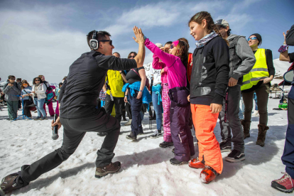 Más de un millar de personas se concentraron a pie de las pistas de Baqueira Beret para cantar en homenaje a Pau Donés.