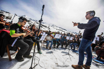 Más de un millar de personas se concentraron a pie de las pistas de Baqueira Beret para cantar en homenaje a Pau Donés.