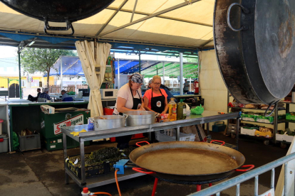 Dues collistes cuinant el primer dia de l'Aplec del Caragol de Lleida