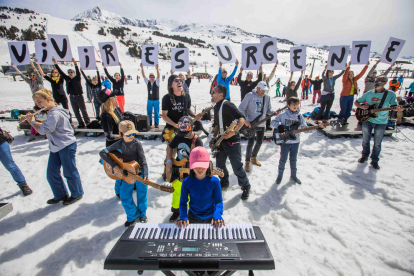 Más de un millar de personas se concentraron a pie de las pistas de Baqueira Beret para cantar en homenaje a Pau Donés.