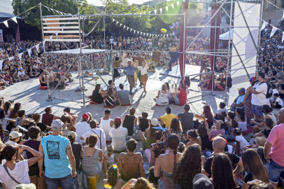 La plaza de Les Nacions se llenó con la propuesta ‘Mirage’ de la compañía Dyptik, que brindó danza y circo al público.