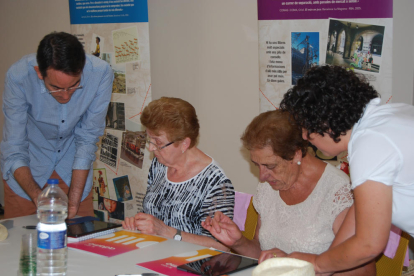 Voluntarios de Adamo ofrecieron a finales de julio un taller de nuevas tecnologías en la biblioteca Màrius Torres de Vinaixa. 