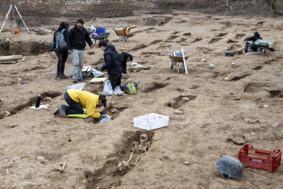 Una vista de la zona excavada de l’antic cementiri de Guissona, amb un total de 270 tombes.