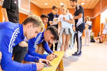 Iñaki Álvarez y Yepes firman fotos a los alumnos del Pràctiques II.