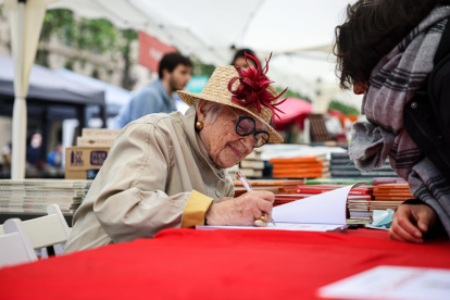 La dibuixant Pilarín Bayés signant llibres pel centre de Barcelona el dia de Sant Jordi